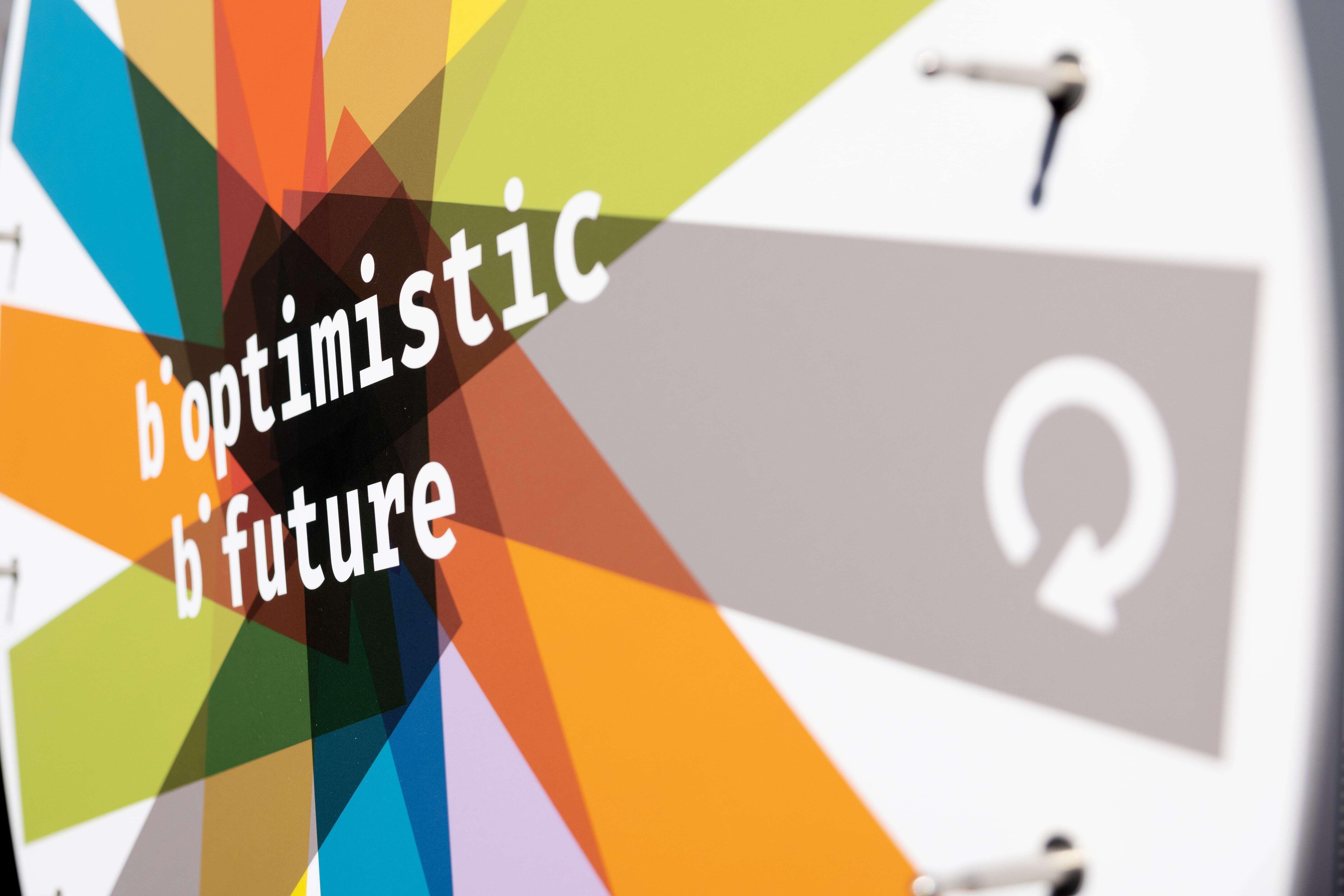 Die b° future Farben mit der Aufschrift: b° optimistic b° future