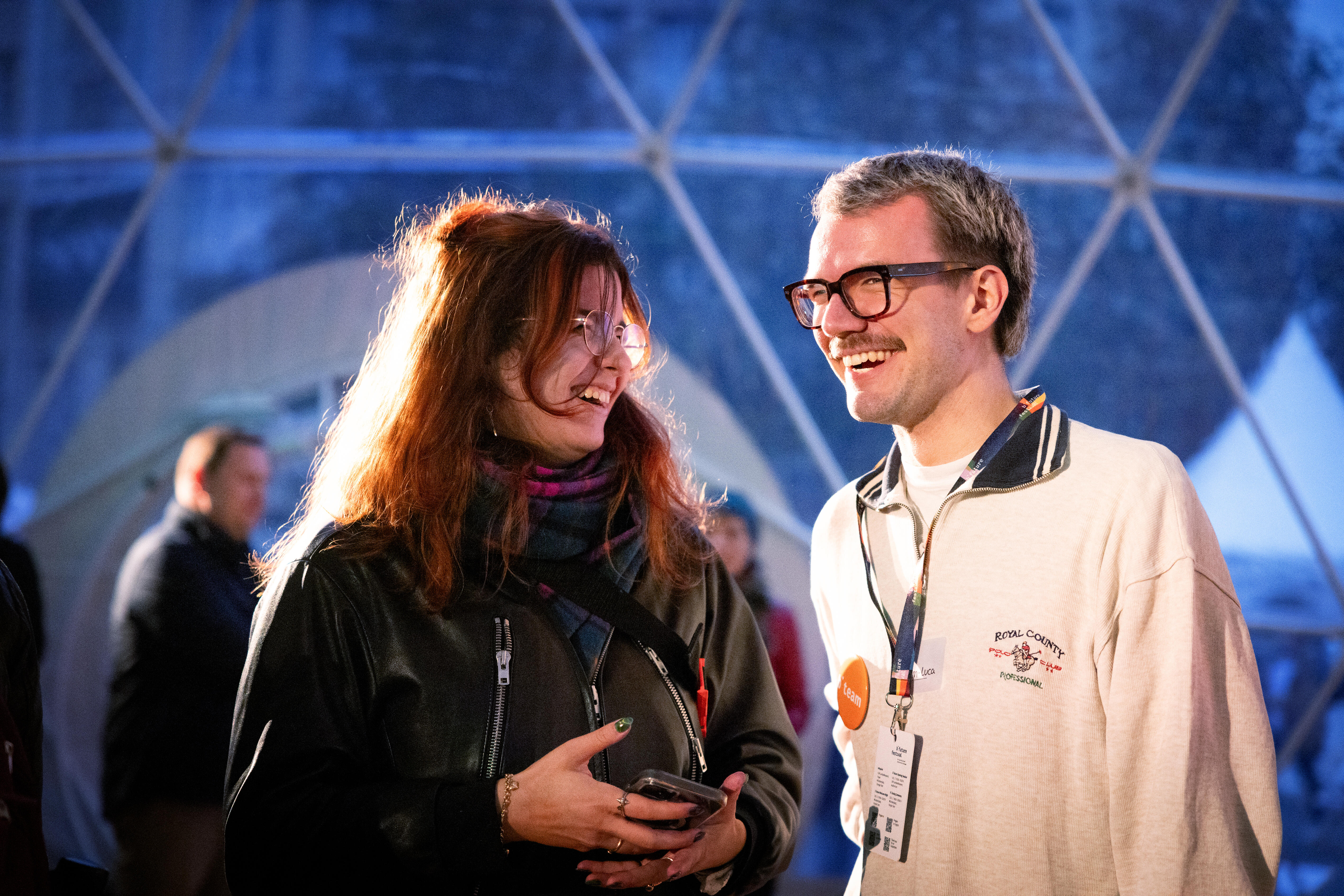 Tom-Luca und Mirella aus dem b° future Team lachen im Kuppelzelt