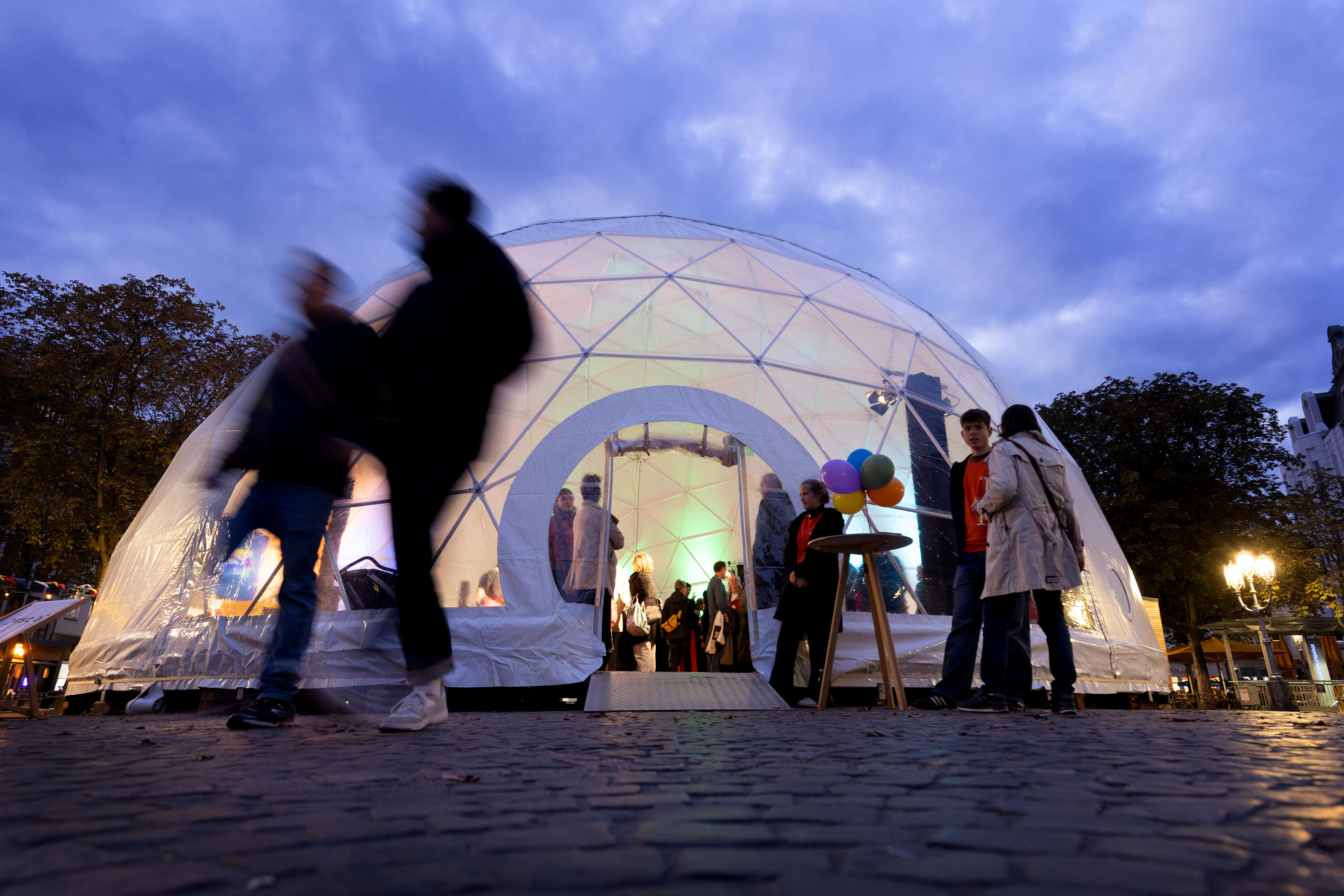 Das Kuppelzelt am Abend der Öffnung auf dem Münsterplatz