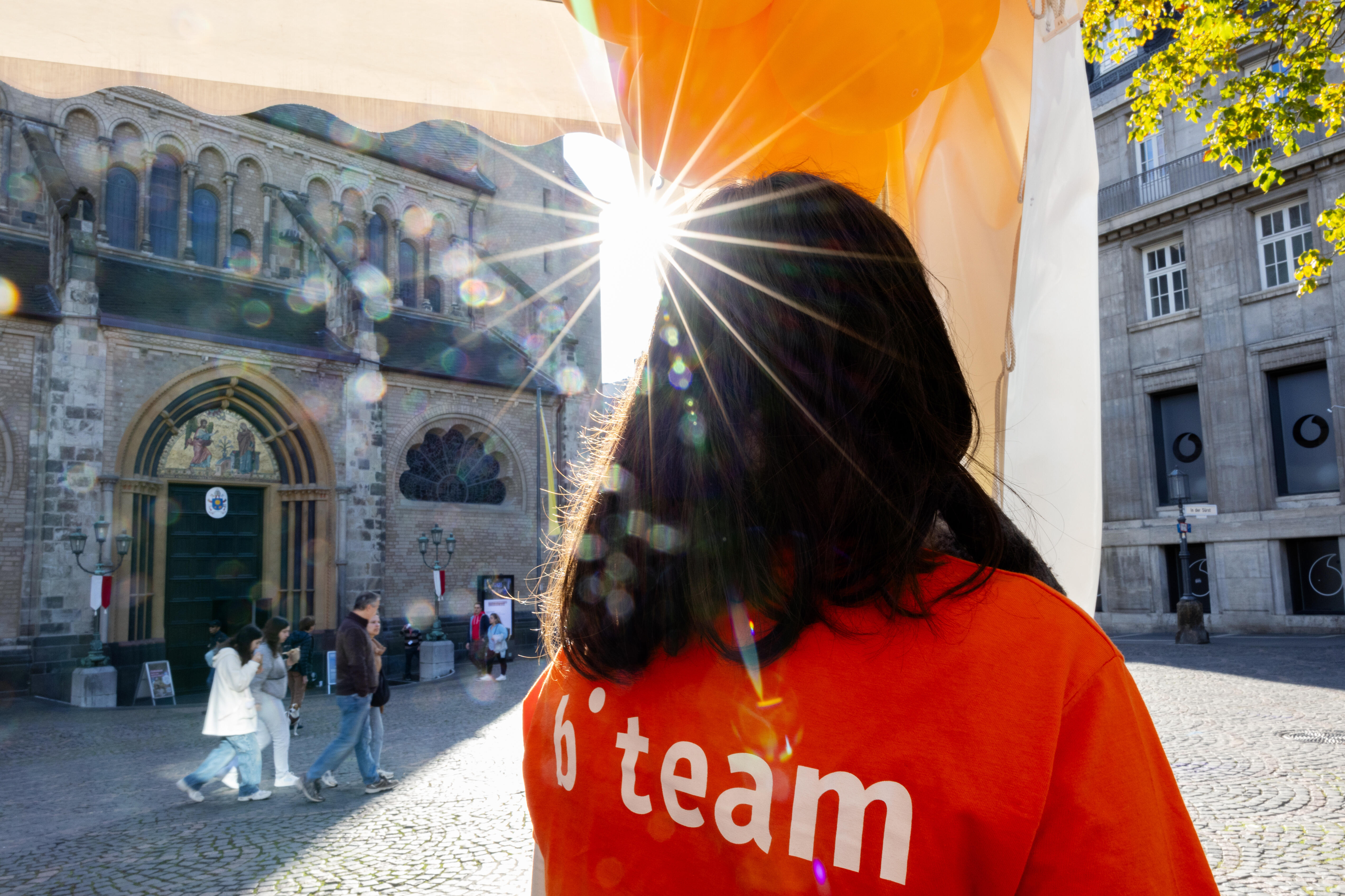 A b° team member setting up something at Münsterplatz in the sun