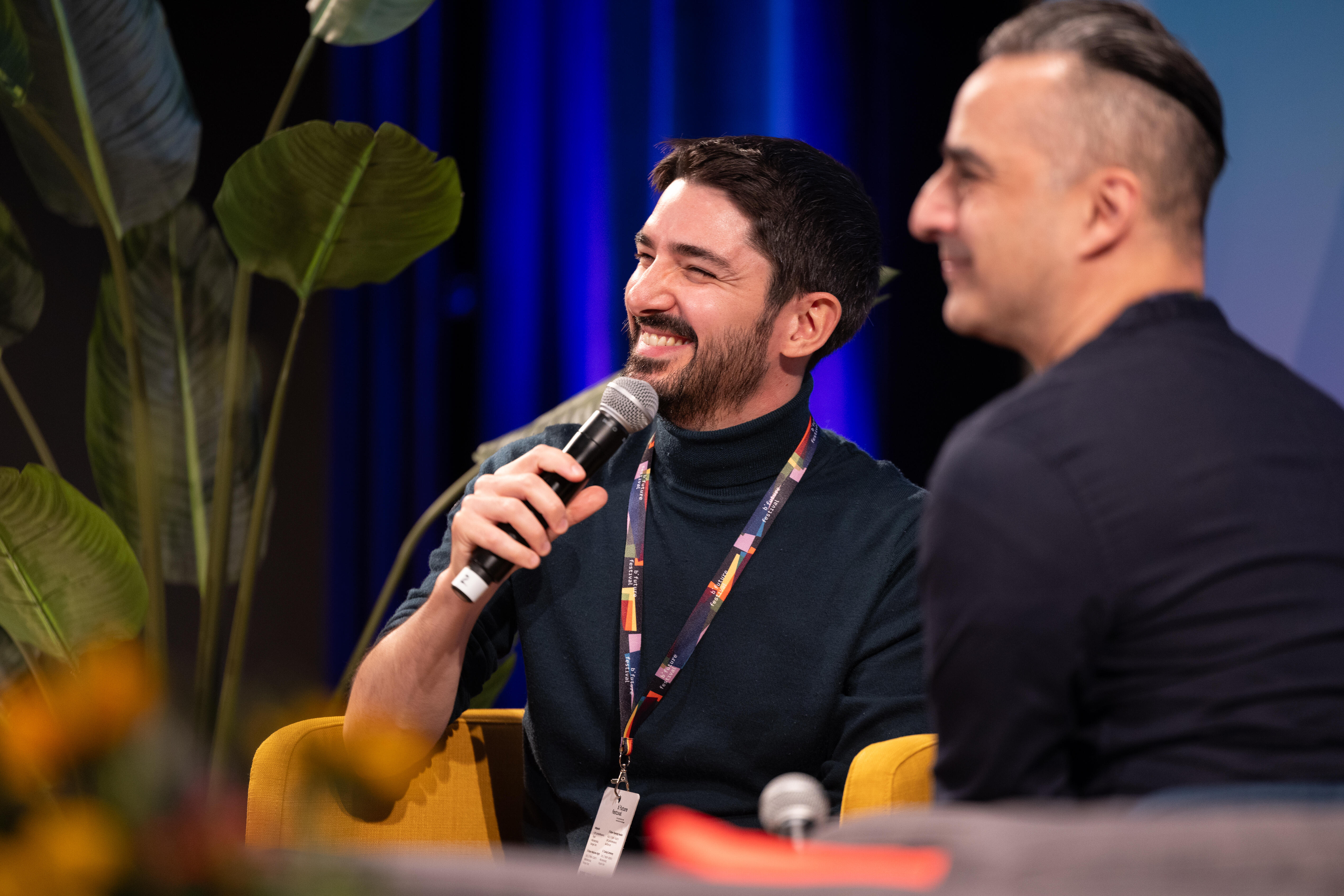 Bild von zwei Speakern auf einem Panel vom b° future festival 2024